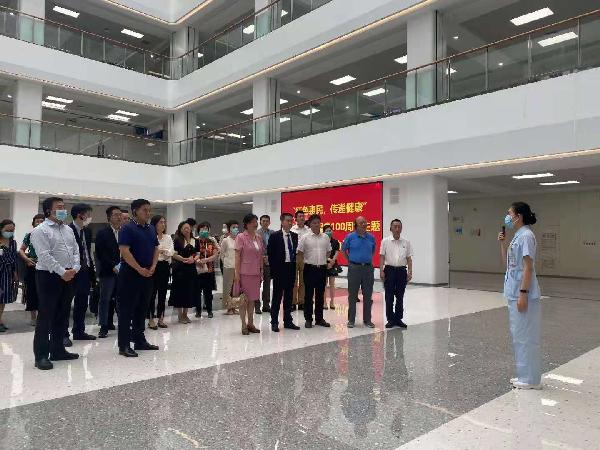 醫(yī)者仁心“慶百年”，服務(wù)為榮“新十年” | 上藥控股助力“銀蛇獎(jiǎng)”獲得者赴福州開(kāi)展義診